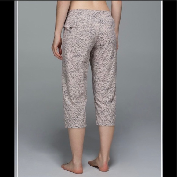 🌸2/$25 Lululemon Black Blush Step Lively Crop Dottie Dash Grain - Picture 4 of 11